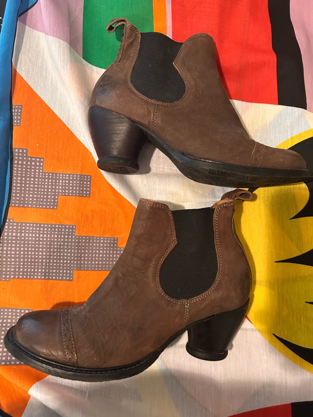 John Fluevog Odlum Brogue Brown Leather Chelsea Ankle Boots - Picture 2 of 9